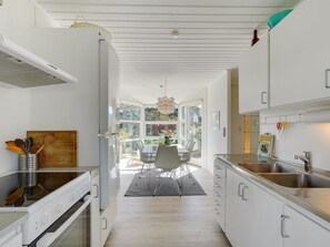 Kühlschrank, Ofen, Kochgeschirr/Geschirr/Besteck