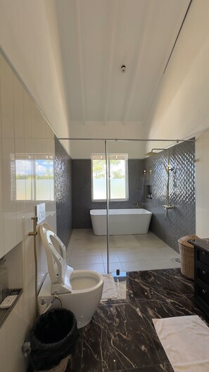 Rainfall showerhead, hair dryer, bathrobes, bidet - Benito Bungalow by The Serendipity Collection (Haputhale)