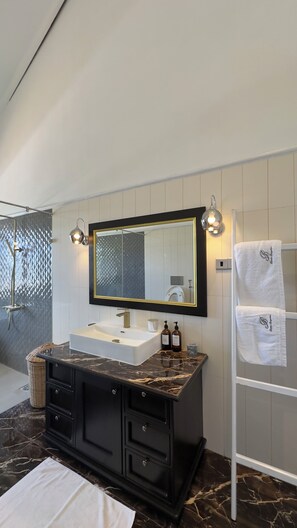 Rainfall showerhead, hair dryer, bathrobes, bidet - Benito Bungalow by The Serendipity Collection (Haputhale)