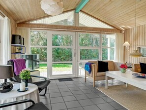 Een televisie en een open haard