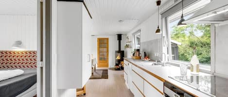 Jääkaappi, mikroaaltouuni, uuni, astianpesukone