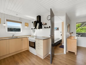 Kühlschrank, Mikrowelle, Geschirrspüler, Hochstuhl