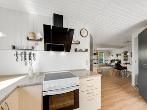 Réfrigérateur, micro-ondes, lave-vaisselle, chaise haute