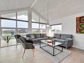 Televisión, chimenea, reproductor de DVD y futbolito 