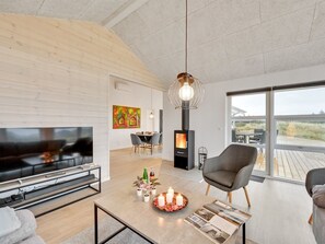 Televisi ón, chimenea, reproductor de DVD y futbolito 