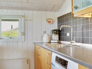 Køleskab, mikrobølgeovn, opvaskemaskine, køkkentøj/tallerkener/redskaber