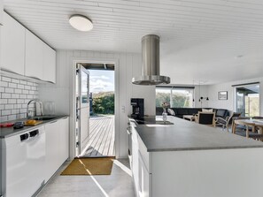 Refrigerador, lavavajillas y utensilios de cocina 