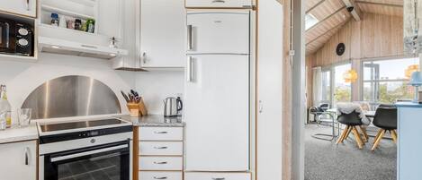Jääkaappi, mikroaaltouuni, uuni, astianpesukone