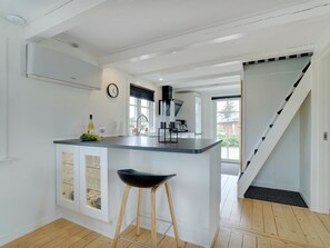 Kjøleskap, mikrobølgeovn, oppvaskmaskin og høy barnestol