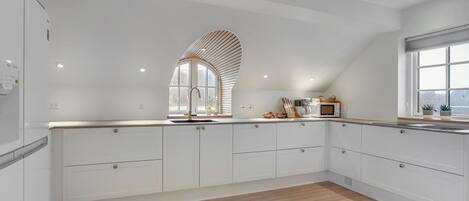 Jääkaappi, mikroaaltouuni, astianpesukone, syöttötuoli