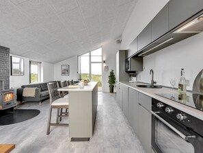 ثلاجة، ميكروويف، فرن، غسالة أطباق