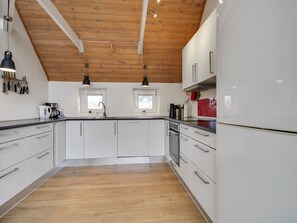 Kylskåp, mikrovågsugn, ugn och diskmaskin