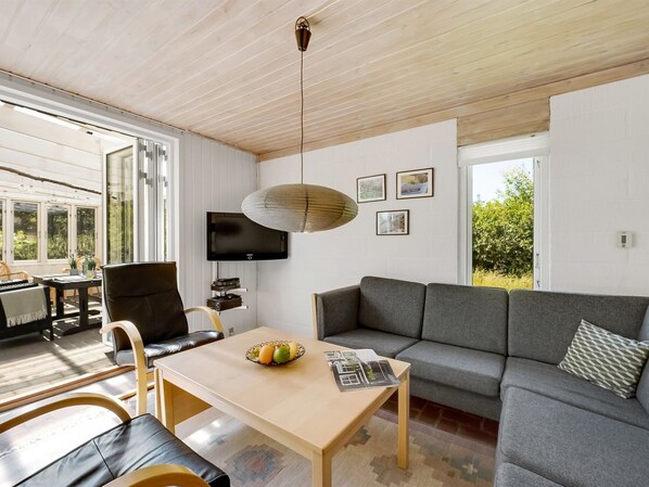 Televisión, chimenea, reproductor de DVD y futbolito 