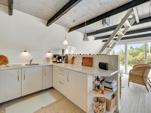 Jääkaappi, uuni, astianpesukone, syöttötuoli