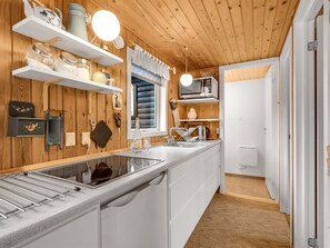 Kühlschrank, Ofen, Kochgeschirr/Geschirr/Besteck