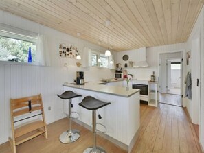 Køleskab, mikrobølgeovn, opvaskemaskine, køkkentøj/tallerkener/redskaber