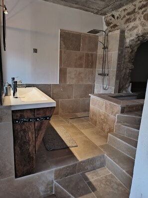 Een douche, een haardroger, toiletpapier