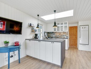 Kylskåp, mikrovågsugn, diskmaskin och grytor/köksredskap
