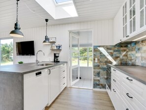 Kühlschrank, Mikrowelle, Geschirrspüler, Hochstuhl