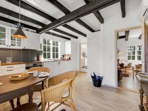 Kühlschrank, Mikrowelle, Geschirrspüler, Kochgeschirr/Geschirr/Besteck