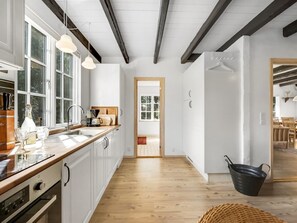 Kühlschrank, Mikrowelle, Geschirrspüler, Kochgeschirr/Geschirr/Besteck