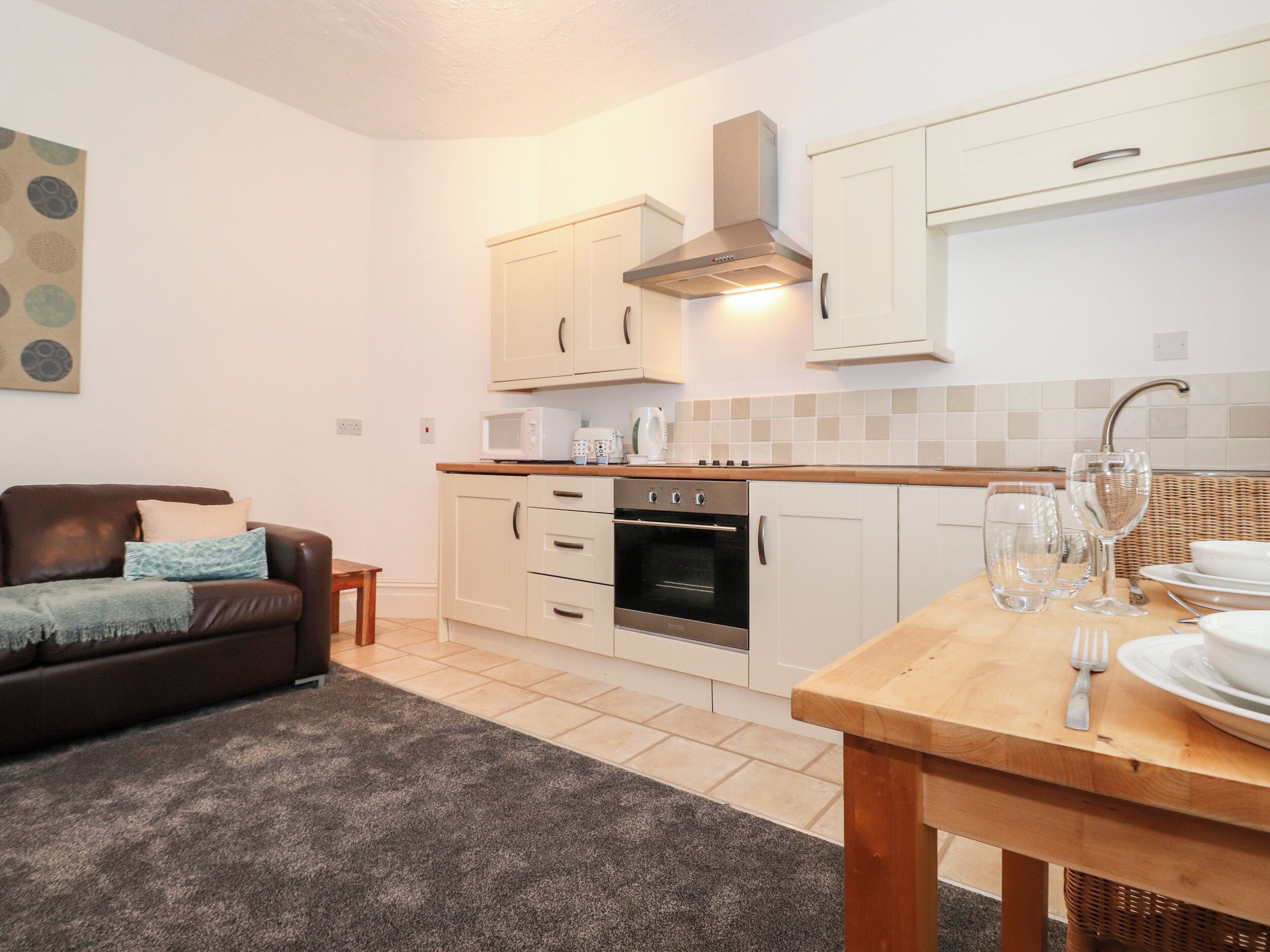 ثلاجة، غلّاية كهربائية، محمصة خبز، مستلزمات طهي/أطباق/أوعية