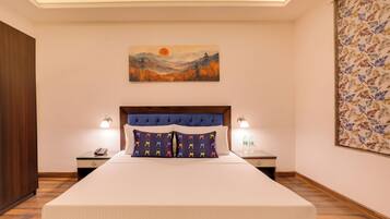 Escritorio, tabla de planchar con plancha y wifi gratis