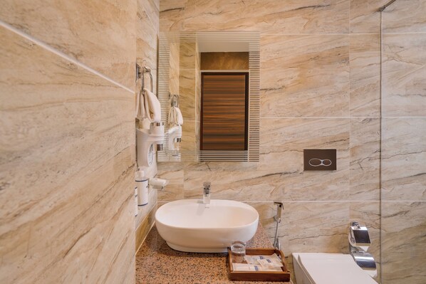 Shower, rainfall showerhead, free toiletries, hair dryer - Keys Select by Lemon Tree Hotels, Kufri, Shimla (Theog)