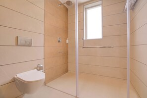 Superior Double Room with Balcony and Mountain view | Baño | Ducha y cabezal de ducha tipo lluvia