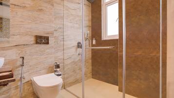 Shower, rainfall showerhead, free toiletries, hair dryer