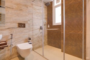Shower, rainfall showerhead, free toiletries, hair dryer - Keys Select by Lemon Tree Hotels, Kufri, Shimla (Theog)