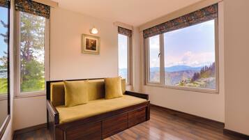 Studio Suite with Mountain View | Living area | Flat-screen TV