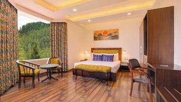 Studio Suite with Mountain View | Escritorio, tabla de planchar con plancha y wifi gratis