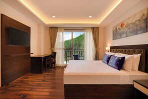 Superior Double Room with Balcony and Mountain view | Bureau, fer et planche à repasser, Wi-Fi gratuit