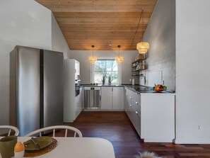 Refrigerador, microondas, lavavajillas y periquera 