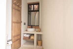 Shower, towels - Casa Aymara 101: Nearby Beach & Starlink WiFi (Brisas de Zicatela)