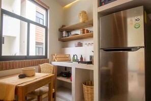 Kühlschrank, Herdplatte, Wasserkocher mit Kaffee-/Teezubehör, Toaster