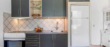 Køleskab, ovn, højstol, køkkentøj/tallerkener/redskaber