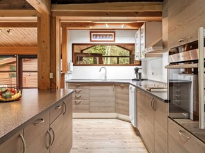 Køleskab, mikrobølgeovn, opvaskemaskine, køkkentøj/tallerkener/redskaber