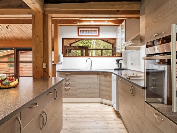 Køleskab, mikrobølgeovn, opvaskemaskine, køkkentøj/tallerkener/redskaber