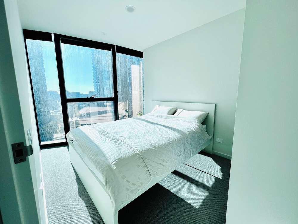 Picture Idea: Modern Cosy Cbd Apartment With Luxury Indoor Pool Jacuzzi Sauna