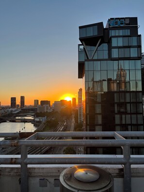 Property grounds - Modern cosy CBD Apartment with Luxury Indoor Pool, Jacuzzi, Sauna & Steam Room
 (Melbourne)