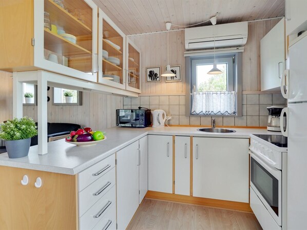 Køleskab, mikrobølgeovn, ovn, højstol