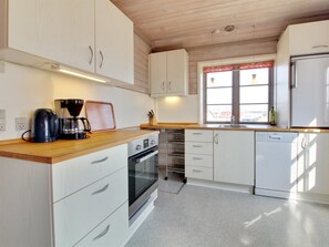 Refrigerador, lavavajillas, utensilios de cocina