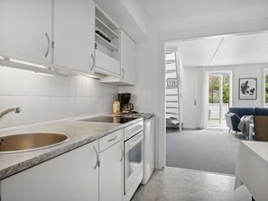 Køleskab, mikrobølgeovn, ovn, højstol