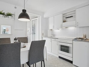 Kühlschrank, Mikrowelle, Ofen, Hochstuhl