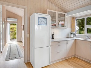 Køleskab, mikrobølgeovn, opvaskemaskine, køkkentøj/tallerkener/redskaber