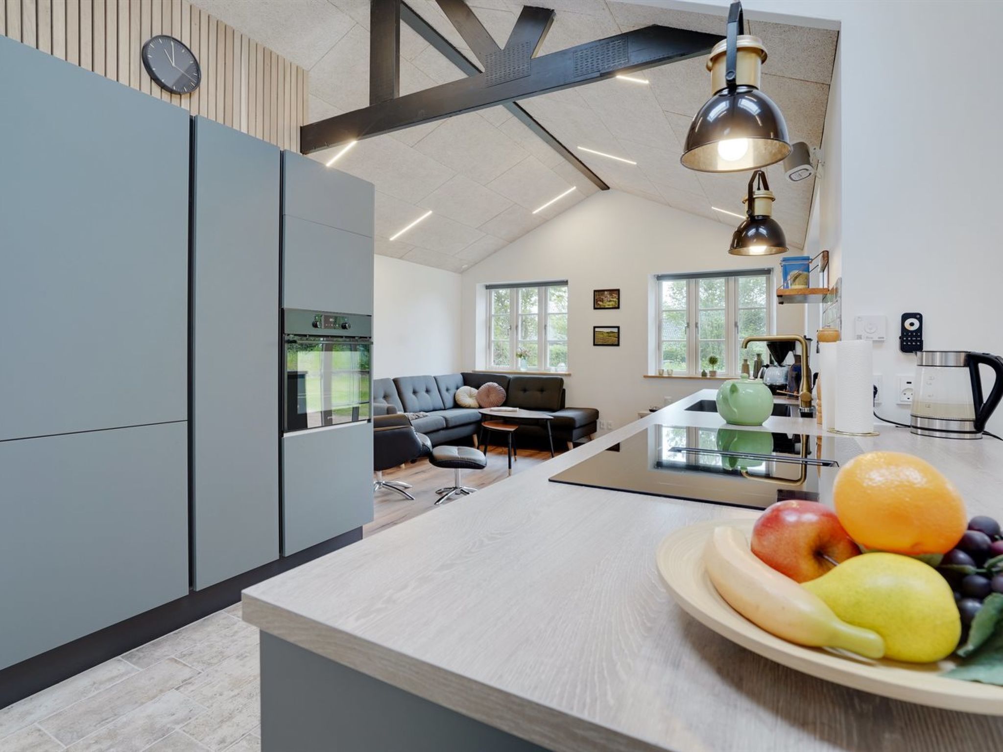 Kylskåp, ugn, diskmaskin och barnstol