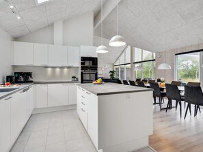 Kühlschrank, Mikrowelle, Ofen, Geschirrspüler
