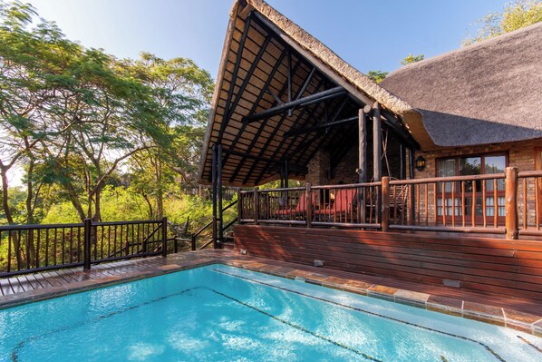 3 outdoor pools, pool loungers